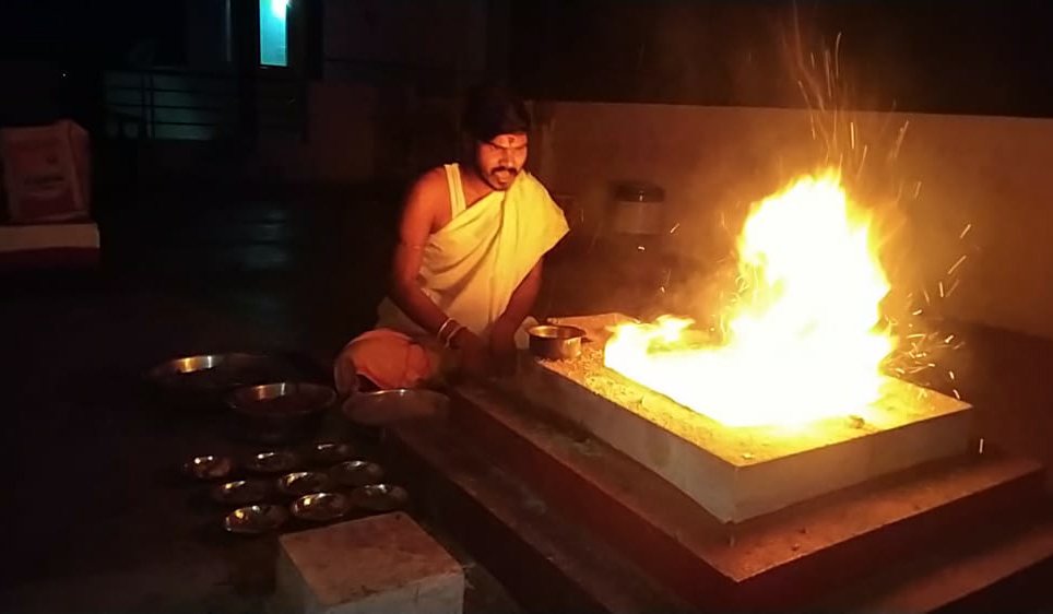 Pandit doing Baglamukhi Vashikaran Puja in Baglamukhi Temple Nalkheda